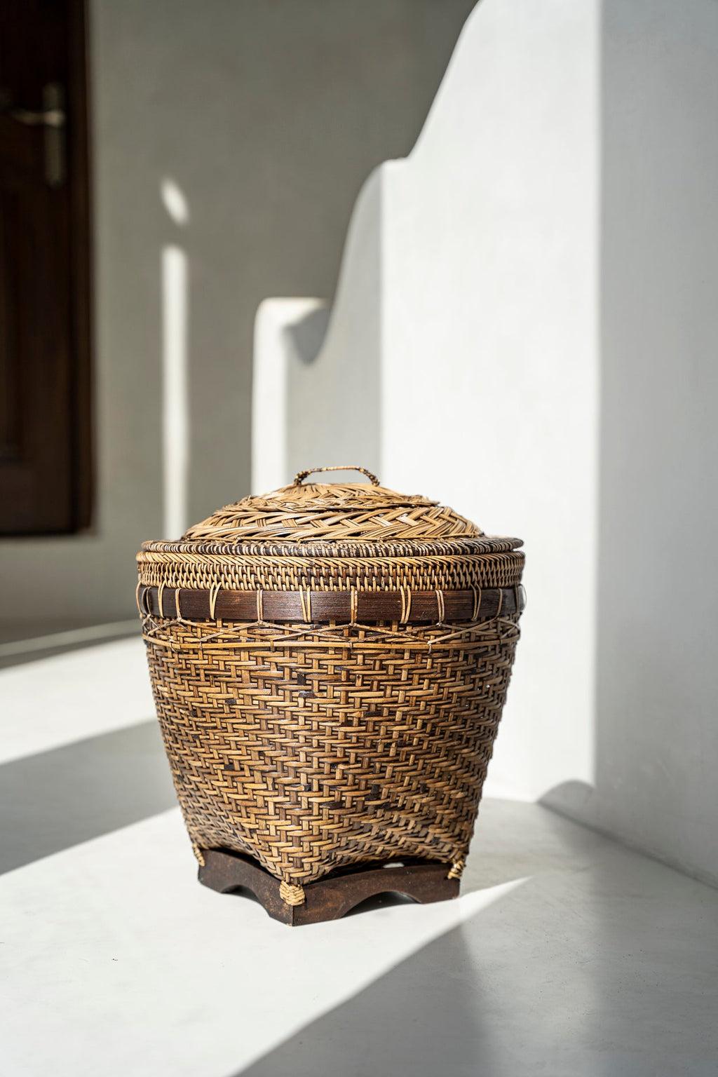 COLONIAL STORAGE BASKET WITH LID | RATTAN | 2 SIZES - Green Design Gallery