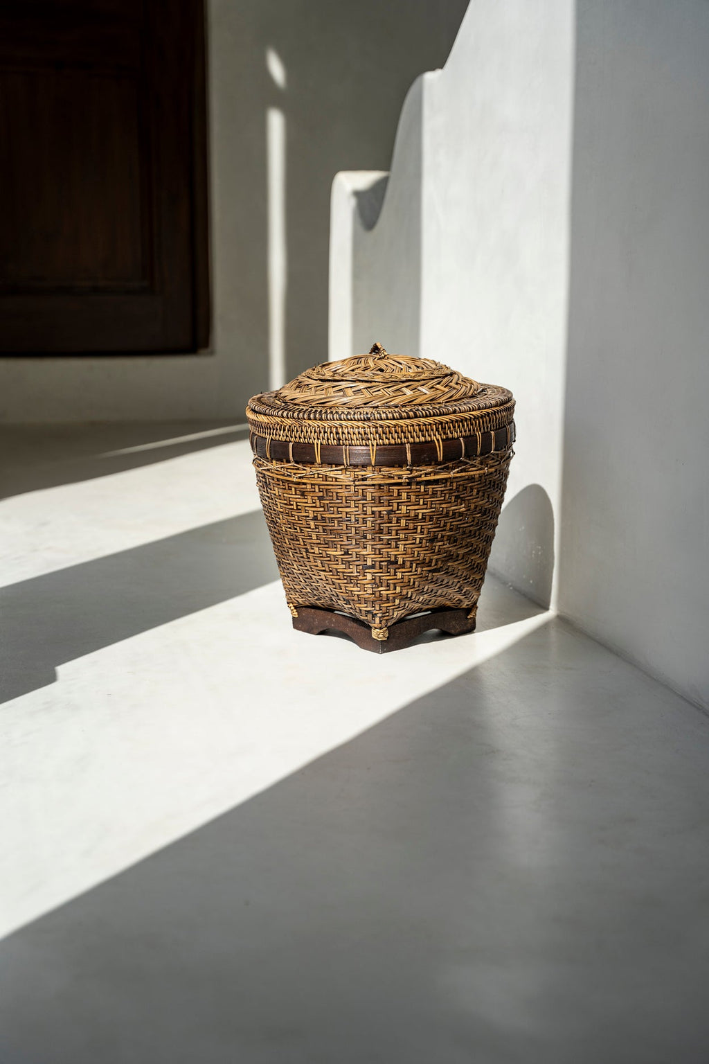 COLONIAL STORAGE BASKET WITH LID | RATTAN | 2 SIZES - Green Design Gallery
