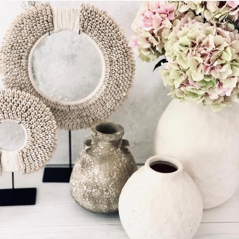 PAPUA SHELL DISC ON STAND / WHITE - Green Design Gallery