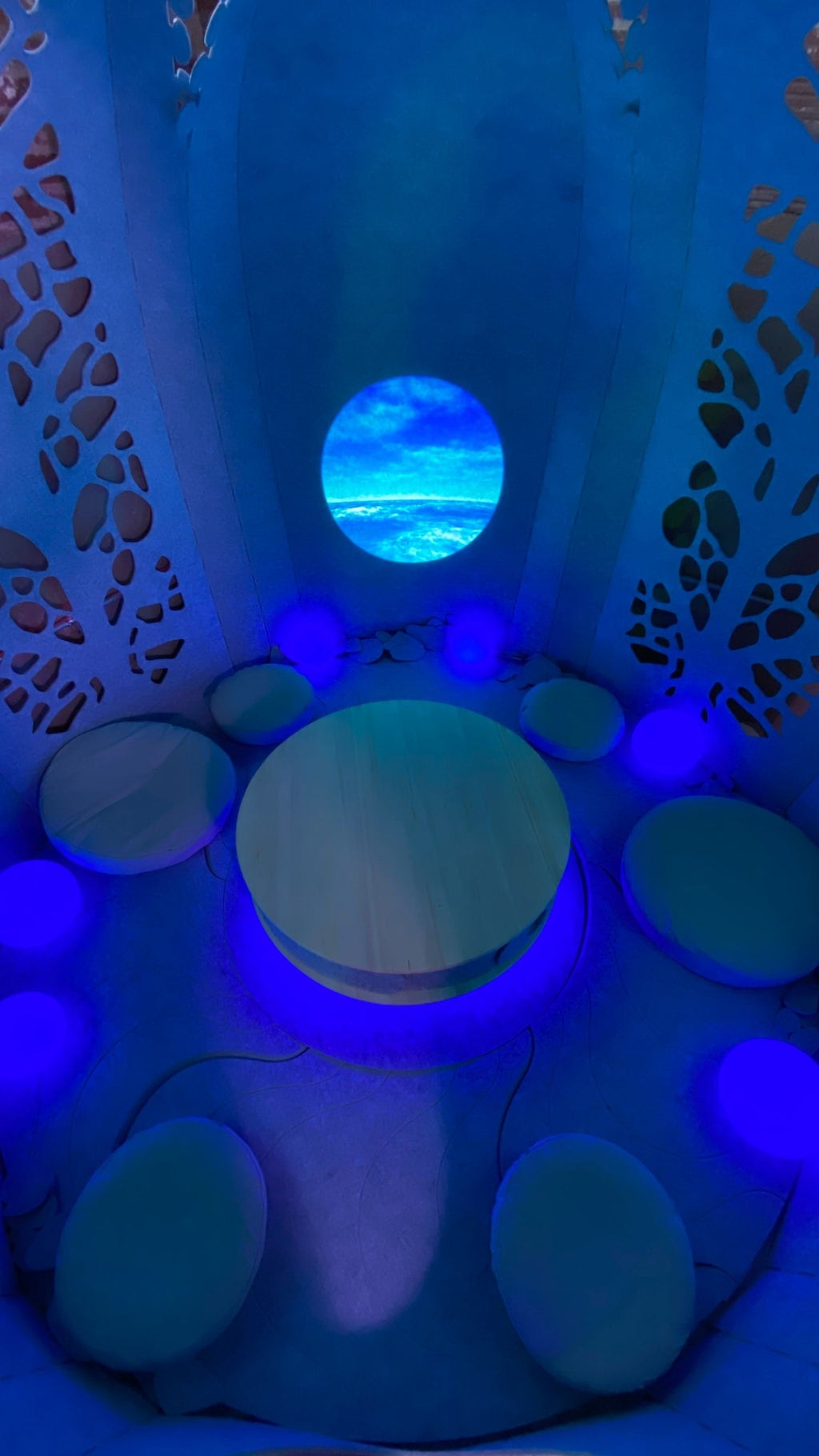 POPPI SEATING POD | 6-PERSON POD HANDMADE BY AWARD-WINNING DESIGNER FROM RECYCLED PET - Green Design Gallery