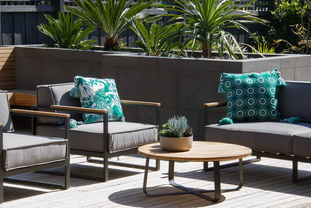 VELA LOUNGE CHAIR / BLACK (INDOOR-OUTDOOR) - Green Design Gallery